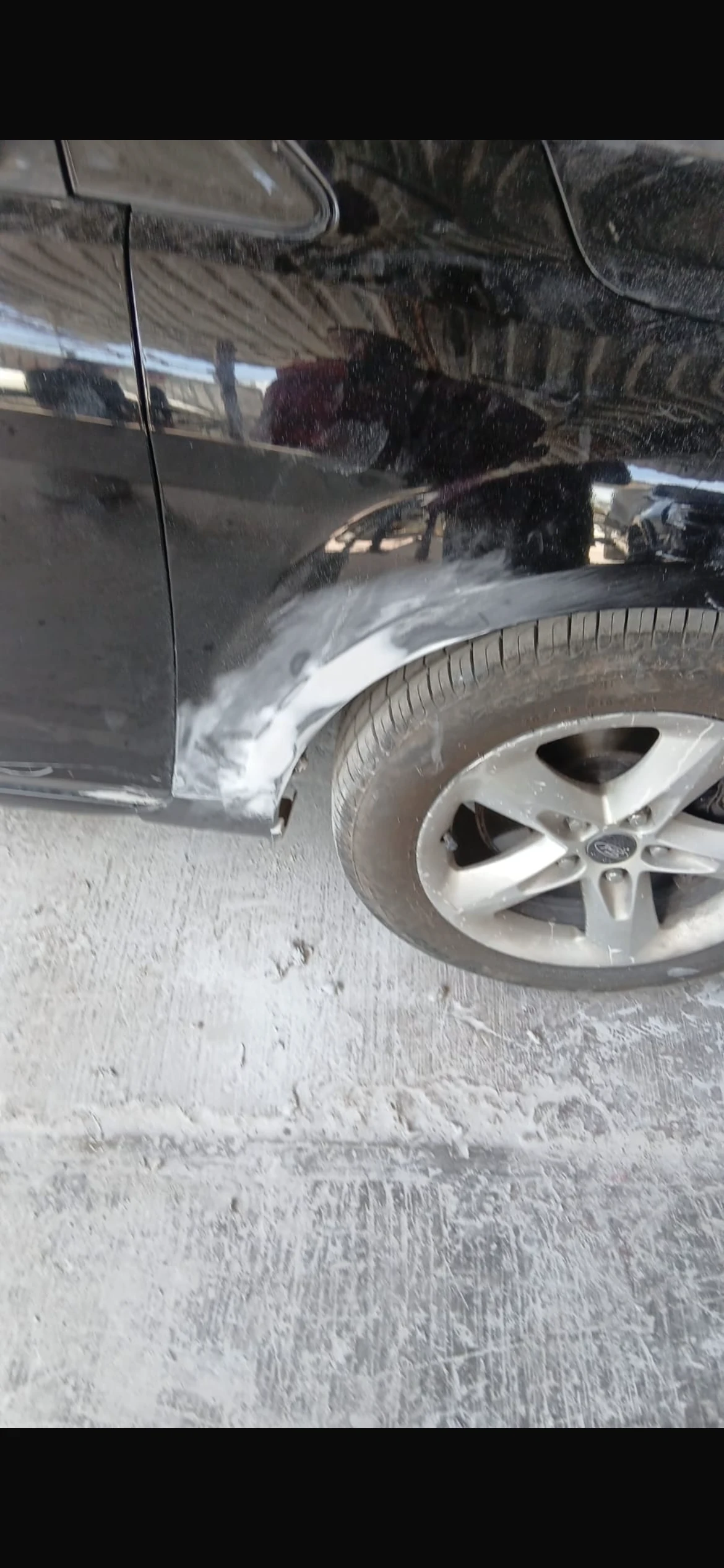 Ford negro: Salpicadera y fascia delantera, $5,300 MXN