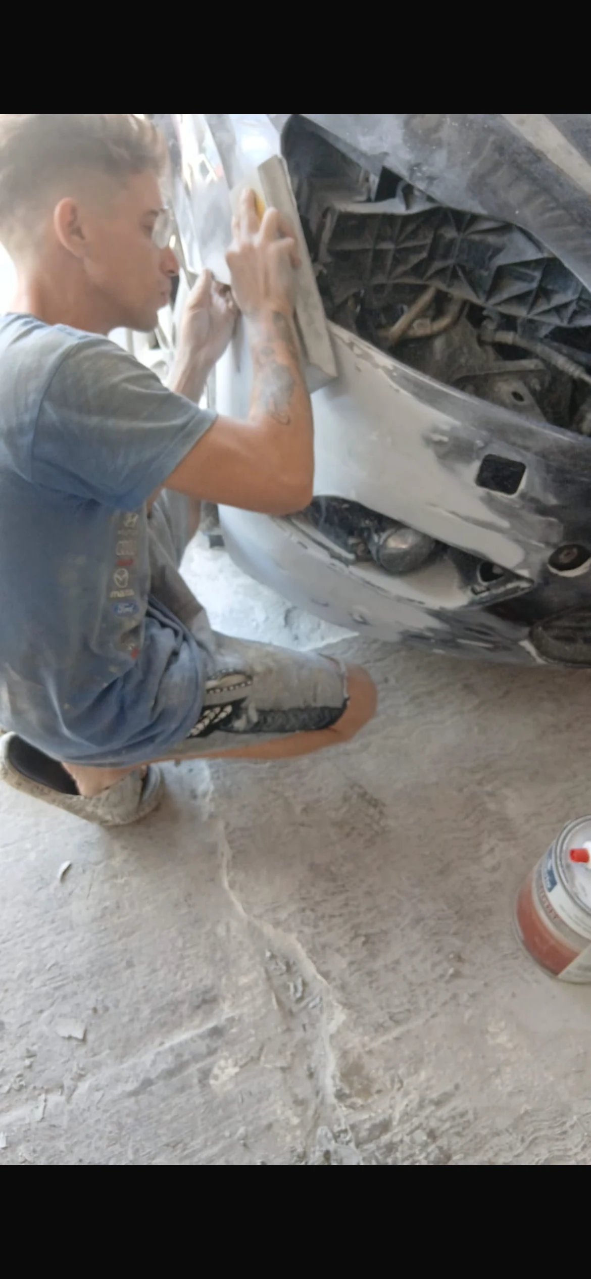 Reparación de fascia delantera en el taller 212 Garage